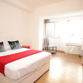 Private room for rent for €765 per month in Barcelona, Carrer de González Tablas