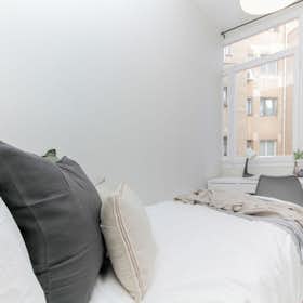 Private room for rent for €690 per month in Barcelona, Carrer de Ganduxer