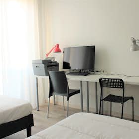 Mehrbettzimmer for rent for 440 € per month in Sesto San Giovanni, Via Giovanni Pascoli