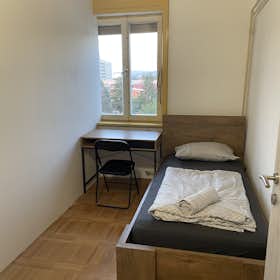 Private room for rent for €550 per month in Ljubljana, Rozmanova ulica