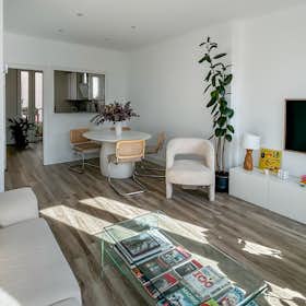 Apartment for rent for €2,250 per month in Madrid, Avenida de la Albufera