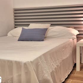 Private room for rent for €450 per month in L'Hospitalet de Llobregat, Carrer de la Joventut
