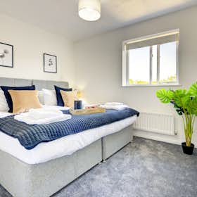 Huis for rent for £ 4.800 per month in Milton Keynes, Studley Knapp
