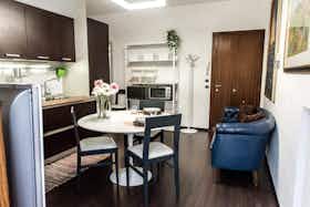 Appartement te huur voor € 1.200 per maand in Pesaro, Via Fazi