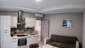 Appartement te huur voor € 1.350 per maand in Cattolica, Via Antonio Pigafetta