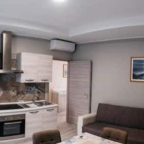 公寓 正在以 €1,350 的月租出租，其位于 Cattolica, Via Antonio Pigafetta