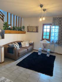 公寓 正在以 €2,100 的月租出租，其位于 Pesaro, Strada di Fontesecco