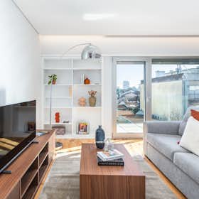 Building for rent for €1,800 per month in Porto, Rua de Faria Guimarães