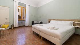 Apartment for rent for €2,300 per month in Bologna, Via Castiglione