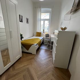 WG-Zimmer zu mieten für 649 € pro Monat in Vienna, Hasnerstraße