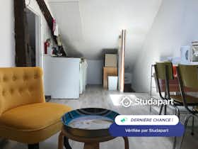 Appartement te huur voor € 390 per maand in Troyes, Rue André Beury