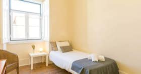 Отдельная комната сдается в аренду за 600 € в месяц в Cascais, Avenida da República