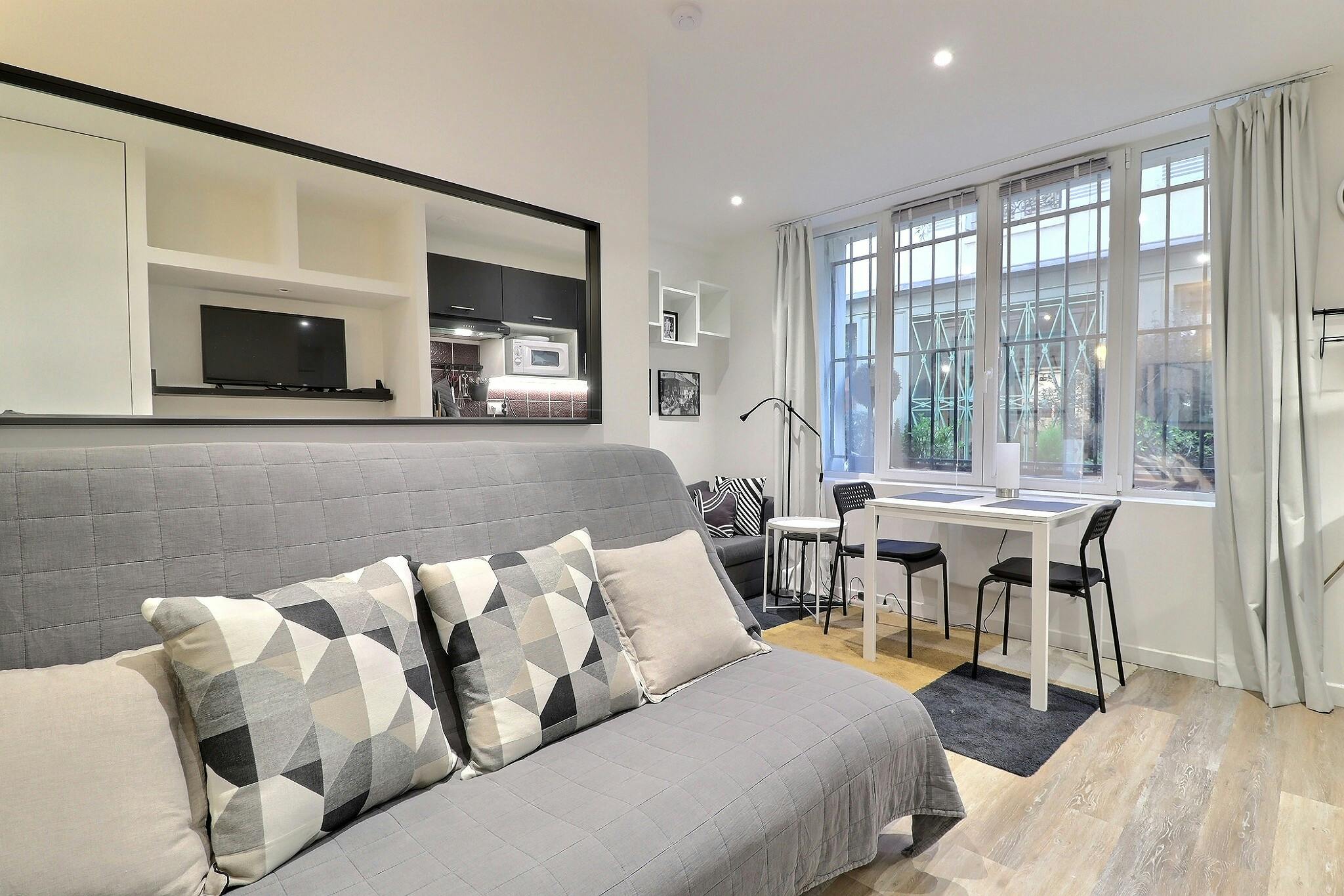 Studio for rent for €1,728 per month in Paris, Impasse des 2 Anges