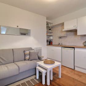 Apartment for rent for €1,620 per month in Paris, Rue Caulaincourt