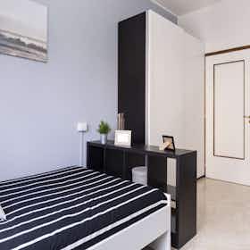 私人房间 正在以 €545 的月租出租，其位于 Cesano Boscone, Via dei Mandorli