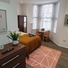 Studio for rent for £1,372 per month in London, Portnall Road