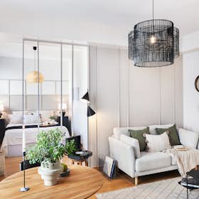 Studio for rent for €2,649 per month in Paris, Rue de Longchamp