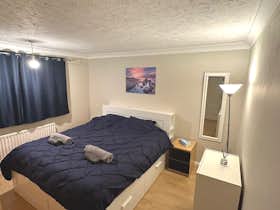 Appartamento in affitto a 2.994 £ al mese a Uxbridge, Fulham Close