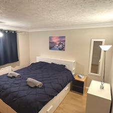 Apartment for rent for £2,997 per month in Uxbridge, Fulham Close