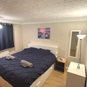 Apartment for rent for £3,007 per month in Uxbridge, Fulham Close