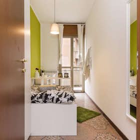 Private room for rent for €760 per month in Bologna, Viale Giovanni Vicini