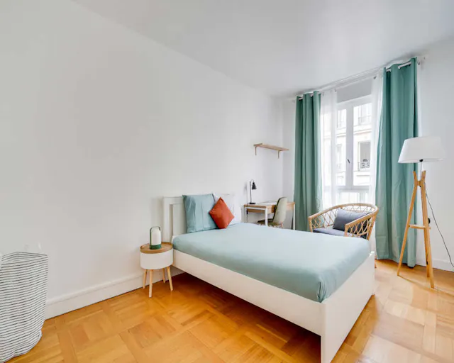 Private room in Rue Mesnil, Paris (1483568) room image 1