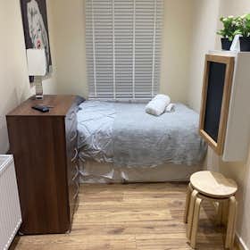 Studio for rent for €1,799 per month in London, Chatsworth Road