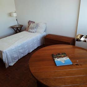 Private room for rent for €400 per month in Porto, Rua da Fontinha