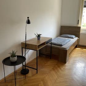 Shared room for rent for €550 per month in Ljubljana, Rozmanova ulica