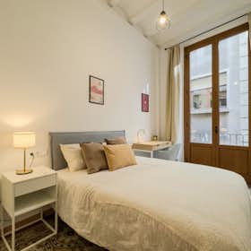 Private room for rent for €670 per month in Barcelona, Carrer d'Avinyó
