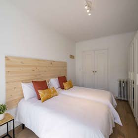 Private room for rent for €750 per month in Madrid, Calle Conde de la Cimera