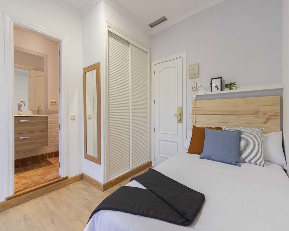 Private room for rent for €1,225 per month in Madrid, Calle de San Lorenzo