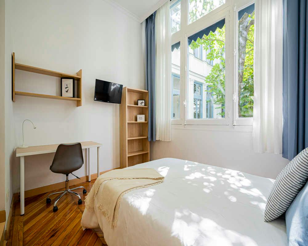 Private room in Calle de San Lorenzo, Madrid (1484429) room image 2