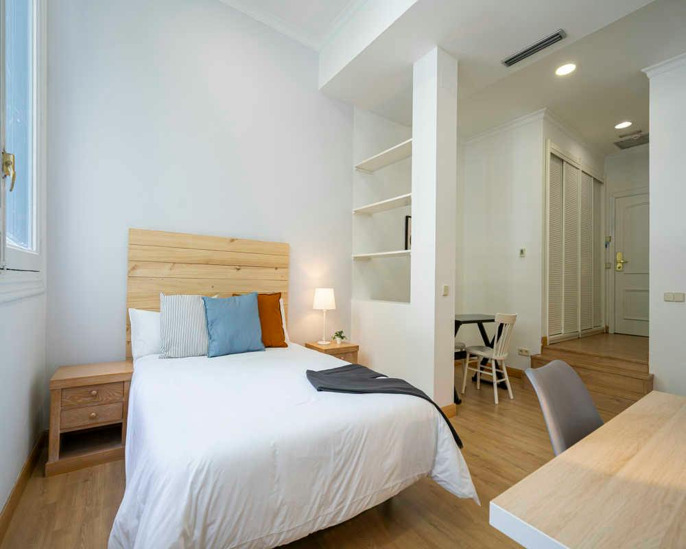 Private room in Calle de San Lorenzo, Madrid (1484438) room image 2