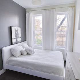 私人房间 正在以 $1,050 的月租出租，其位于 Ridgewood, Madison St
