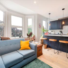 Apartment for rent for £2,500 per month in London, Gauden Road