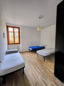 Mehrbettzimmer zu mieten für 310 € pro Monat in Florence, Via di Mezzo