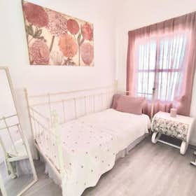 私人房间 正在以 €450 的月租出租，其位于 Dos Hermanas, Calle Manuel de Falla