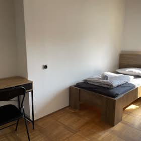Private room for rent for €475 per month in Ljubljana, Rozmanova ulica