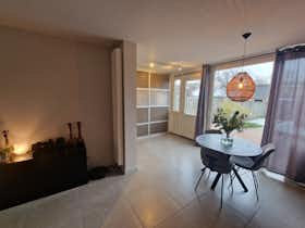 House for rent for €1,850 per month in Veldhoven, Aerdmennekesbaan