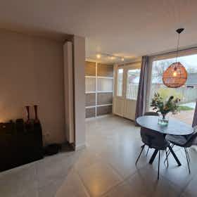 Maison à louer pour 1 850 €/mois à Veldhoven, Aerdmennekesbaan