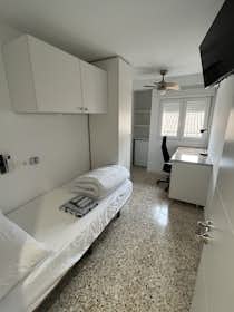 Private room for rent for €330 per month in Zaragoza, Calle César Boente