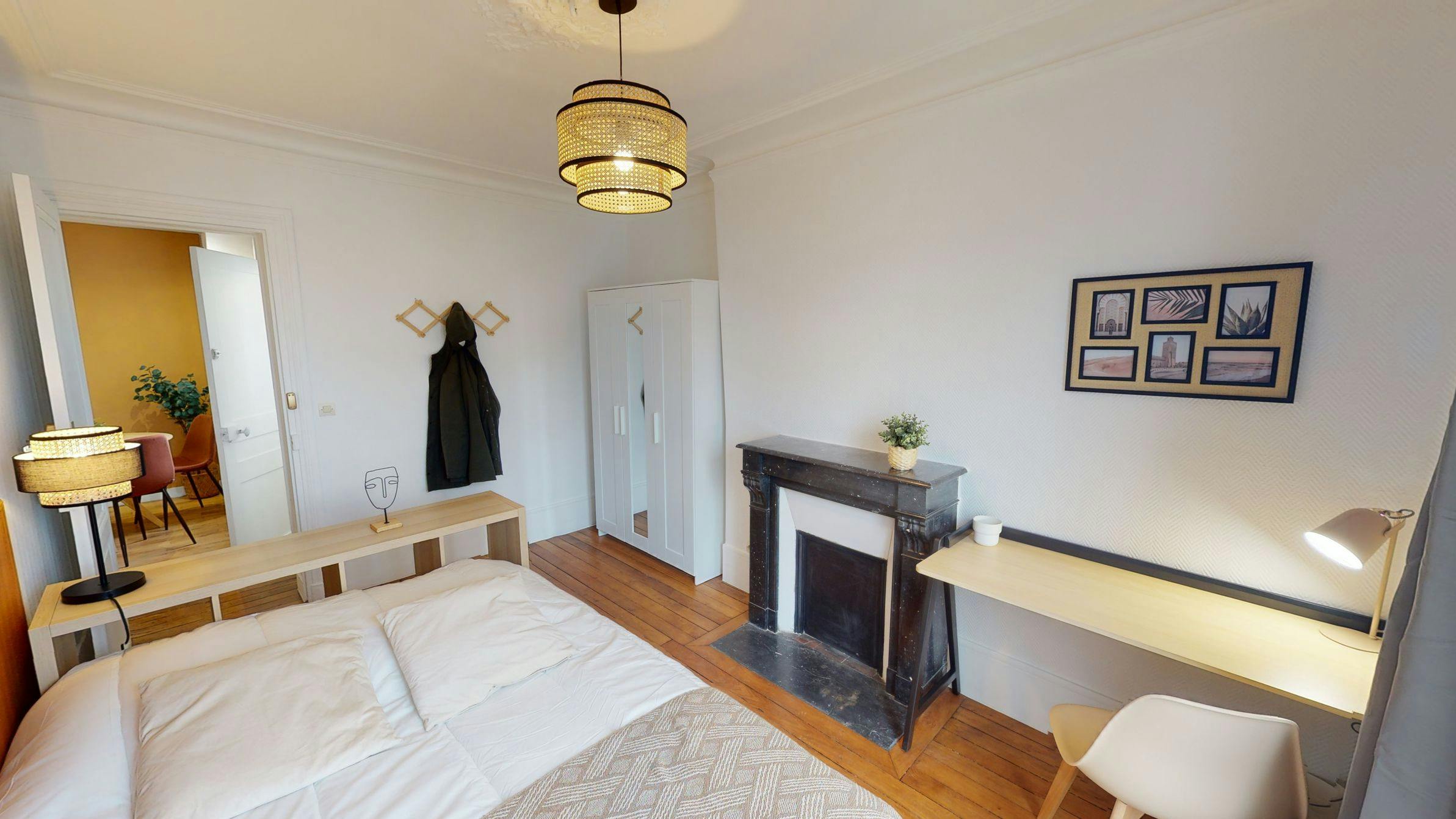 Private room for rent on Rue des Cloys, Paris - Vue 3