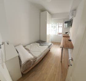 Private room for rent for €330 per month in Zaragoza, Calle Augusto Borderas