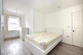 Shared room for rent for £821 per month in London, Lockes Field Place