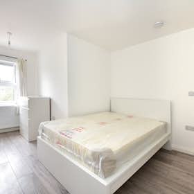 Shared room for rent for £818 per month in London, Lockes Field Place