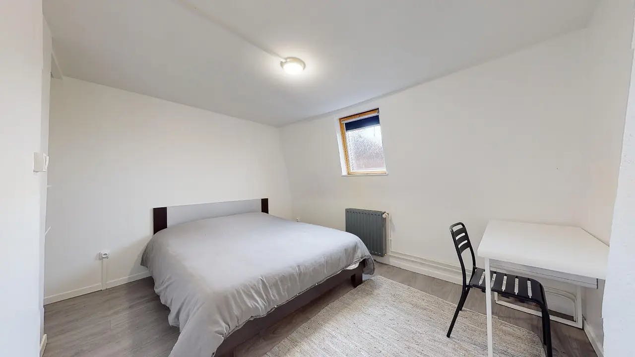 私人房间 正在以 €350 的月租出租，其位于 Roubaix, Rue Louis Decottignies