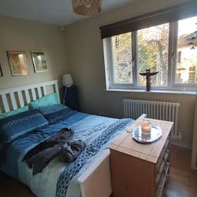 Apartment for rent for €3,606 per month in London, Milford Mews