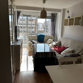 Apartment for rent for €1,200 per month in Sevilla, Calle Virgen de Luján