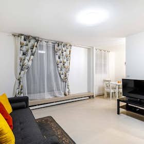 Apartment for rent for €2,068 per month in Paris, Avenue d'Italie